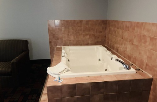 Whitehall Hotel | Rodeway Inn Whitehall