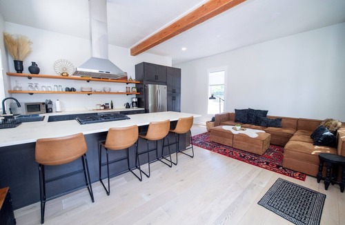 Murphy House | Rogue House · 1800s Downtown Storefront · Hot Tub · Fire Pit · Walk to River