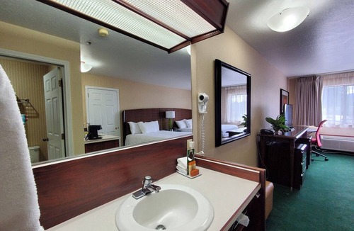 Medford Hotel | Rogue Regency Inn Medford Airport