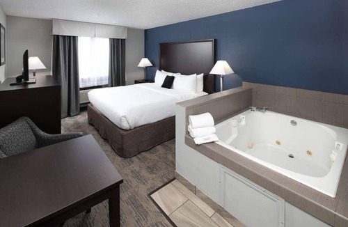 Sequim Hotel | Romance, Peace & Quiet on the Peninsula! Unit with Hot Tub/Jacuzzi!
