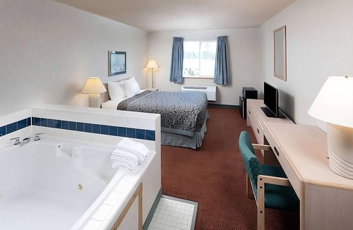 Sequim Hotel | Romance, Peace & Quiet on the Peninsula! Unit with Hot Tub/Jacuzzi!