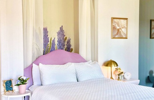 Dunes City Cabin | Romantic Cabin on the Lake with a Waterfront View - Stay at the Lavender Loft