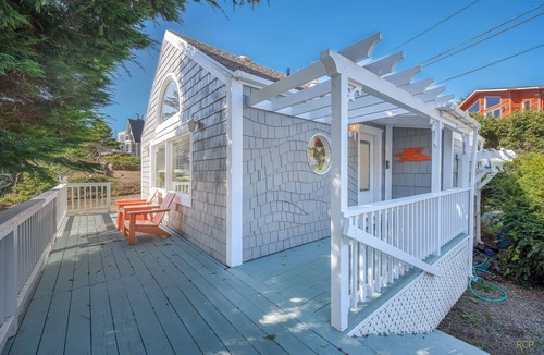 Depoe Bay Apartment | Romantic Cliffside Cottage for Two