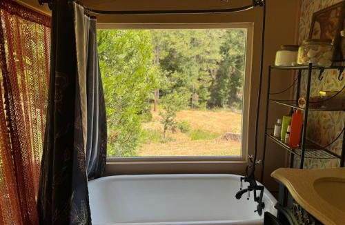 Roseburg House | Romantic Cottage with Sauna and Cold Plunge