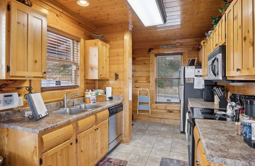 Sevierville Cabin | Romantic Escape with panoramic Mountain Views, great location 2.5 steps to enter