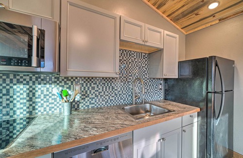Livingston Cabin | Romantic Gem w/Mtn Views! Day Trip to Yellowstone