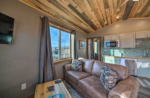 Livingston Cabin | Romantic Gem w/Mtn Views! Day Trip to Yellowstone