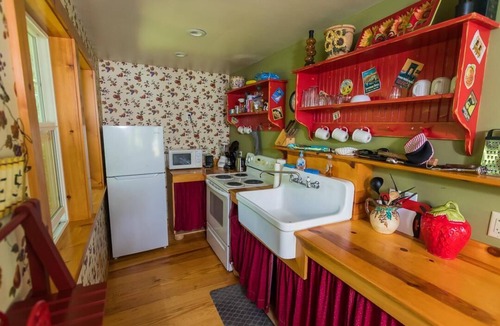 Home Cottage | Romantic getaway this fall on the water!