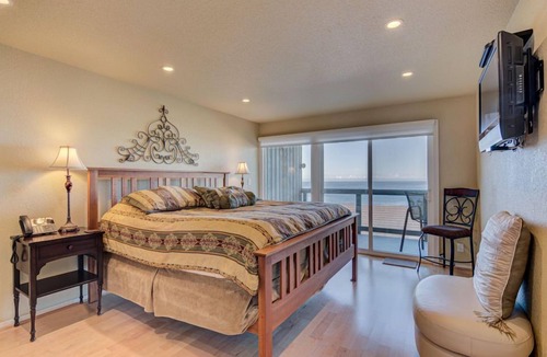 Otter Rock Apartment | Romantic Ocean-View Suite with King Bed