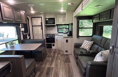 Burley House | Romantic Peaceful Country RV Escape - King Bed, Firepit, Private, Outdoor Living