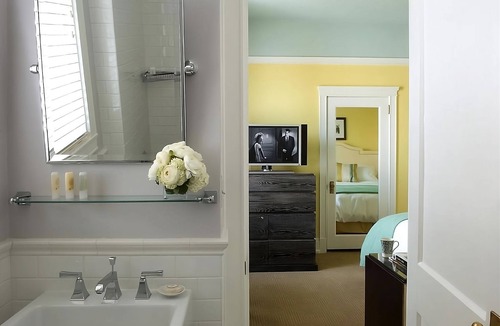 Goose Hollow Hotel | Romantic Portland Retreat | Pet-Friendly | Near Portland Art Museum - 0.5 mi