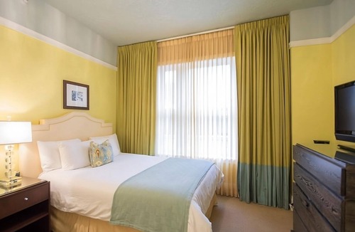 Goose Hollow Hotel | Romantic Queen Stay | Near Pittock Mansion - 2.3 mi | Parking | Pet Friendly