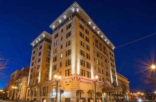Goose Hollow Hotel | Romantic Queen Stay | Near Pittock Mansion - 2.3 mi | Parking | Pet Friendly