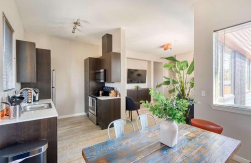Belmont Apartment | Roof Deck & Food Pods- Hawthorne Penthouse Retreat