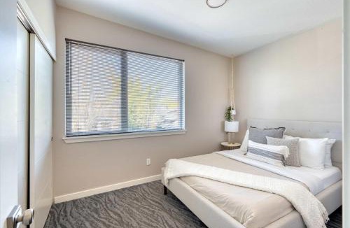 Belmont Apartment | Roof Deck & Food Pods- Hawthorne Penthouse Retreat