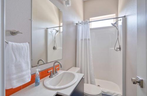 Belmont Apartment | Roof Deck & Food Pods- Hawthorne Penthouse Retreat
