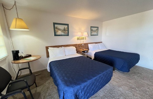 Downs Hotel | Room 111 - Double Full - Sleeps 4 - West Lake Grandvue Inn