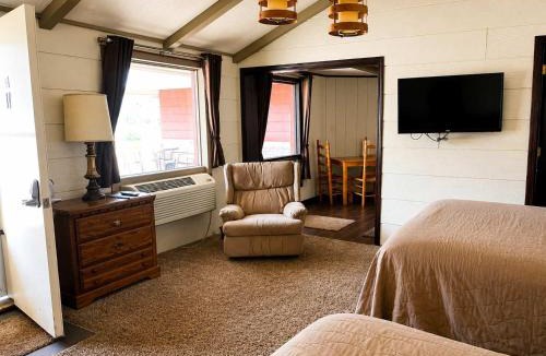 Grayling House | Room 14-2 Queen SuiteWoodland Motor Lodge