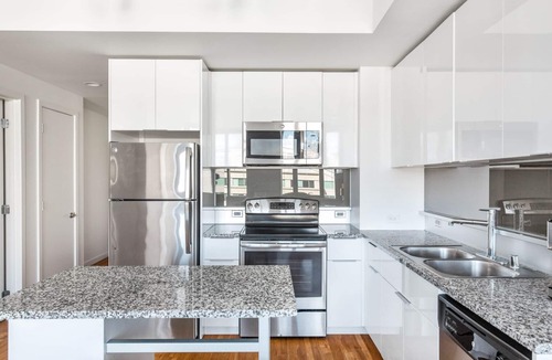 West Bellevue Apartment | Roomy Downtown Bellevue 2BR w/Gym, W/D, near shops, by Blueground