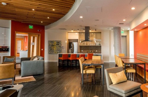 West Bellevue Apartment | Roomy Downtown Bellevue 2BR w/Gym, W/D, near shops, by Blueground