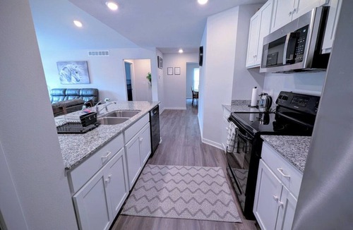 Altoona House | Roomy & modern, with all the comforts of home in a perfect location!