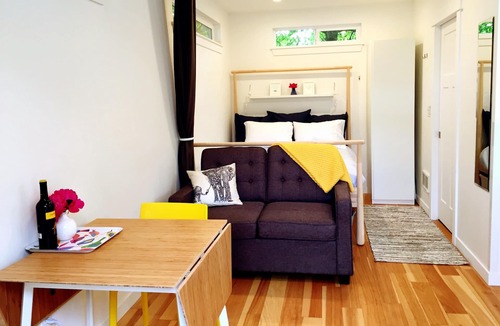 Green Lake Apartment | Roosevelt Studio Guesthouse - Close to light rail and Green Lake!