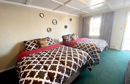 Thermopolis Hotel | Roundtop Mountain Vista - Cabins and Motel