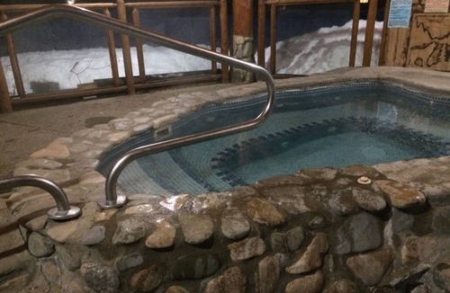 Winthrop Cabin | Running Wolf Cabin (1 BR) – ski trail access, pool/hot tub, and playground