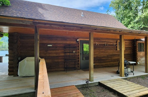 Troy Cabin | Rustic 4-bedroom, lakefront, log cabin on Bull Lake!