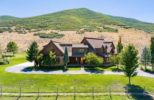 Daniel House | Rustic 8B Estate on 40 acres – 9,900sqft Estate on Private Ranch with 2 Hot Tubs