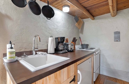 Batesville Apartment | Rustic Bailey's Retreat Cabin Near Wineries!