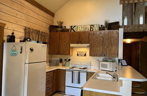 Beaver Cabin | Rustic Cabin 5 min from Lakes. Sleeps 12. Snowmobilers Dream