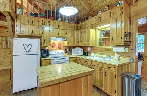 Lansing Cabin | Rustic Cabin w/Phoenix Mtn Views & Trail Access!
