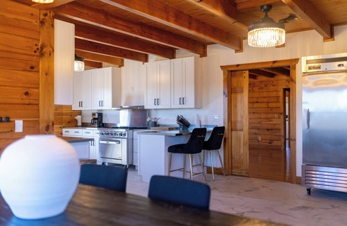 Gallatin Cabin | Rustic Charm Meets Modern Comfort – Cozy 3-Bedroom Retreat in Gallatin