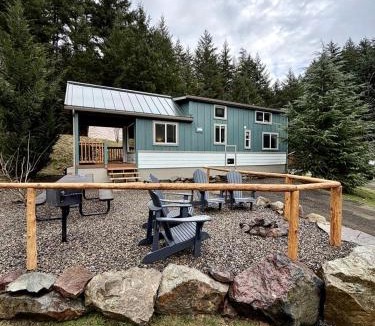 Idleyld Park House | Rustic Chic Forest Cabin with Loft, BBQ & Relaxing Fire Pit Patio in Idleyld Park, Oregon