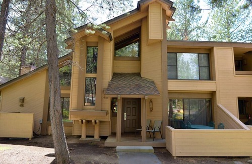 Tennis Village Condo | Rustic Condo with Access to Exclusive Golf