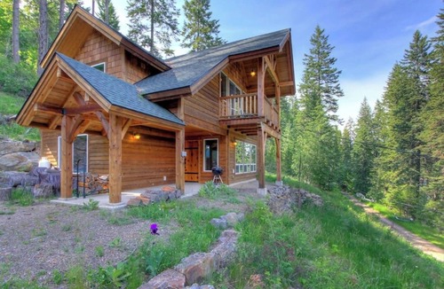 Sagle Cabin | Rustic, dog-friendly cabin with wood-burning stove, lake & mountain views