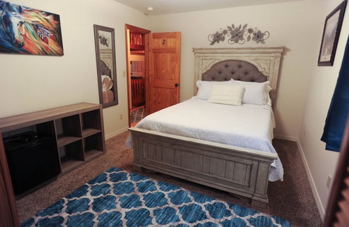 Kuna Cabin | Rustic Elegance at Dairy FarmHouse Lodge & Retreat South East Nampa Kuna Area