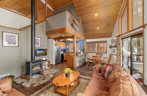 Leavenworth Cabin | Rustic Pet-Friendly Cabin with Private Riverbank and Hot Tub near Leavenworth, Washington