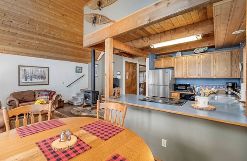Leavenworth Cabin | Rustic Pet-Friendly Cabin with Private Riverbank and Hot Tub near Leavenworth, Washington