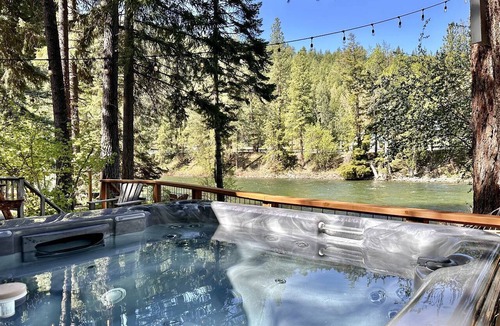 Leavenworth Cabin | Rustic Pet-Friendly Cabin with Private Riverbank and Hot Tub near Leavenworth, Washington