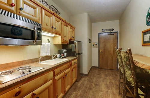 Johnston Hotel | Rustic Retreat w/Onsite Pool + Gym | 5 mi to Gray’s Lake Park