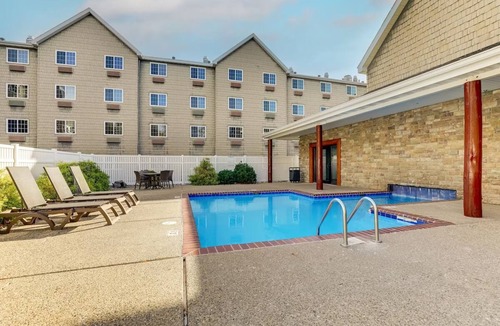 Johnston Hotel | Rustic Retreat w/Onsite Pool + Gym | 5 mi to Gray’s Lake Park
