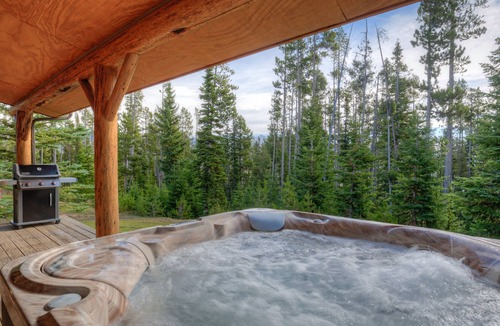 Big Sky Cabin | Rustic Ridge Hideaway | Hot Tub + Elite Ski Access