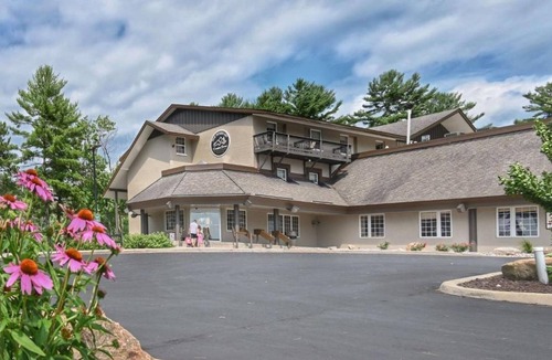 Iron Mountain Hotel | Rustic Room | Indoor Swimming Pool and Mountain Views | Pets are Welcome