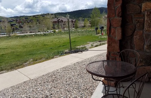 Grand Elk Ranch Hotel | Rustique Boutique Mountain Resort King Suite for 2 - Free WIFI
