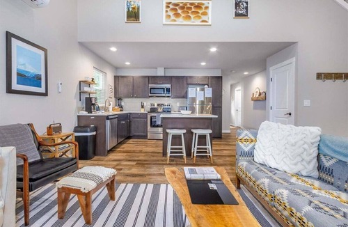 Packwood Cabin | S`more Shack | Hot Tub, Wifi, AC, EV LVL2