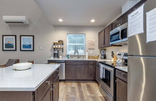 Packwood Cabin | S`more Shack | Hot Tub, Wifi, AC, EV LVL2