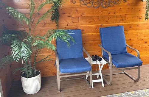 White Bird Cottage | Salmon River Cottage Lookout is a cozy escape with fabulous views of the river.