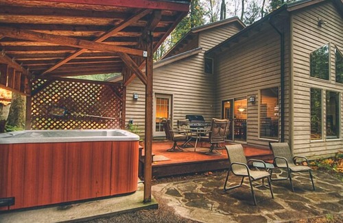 Brightwood Cabin | Salmonberry Retreat on the River, Fireplace, Hot Tub. Dogs Welcome